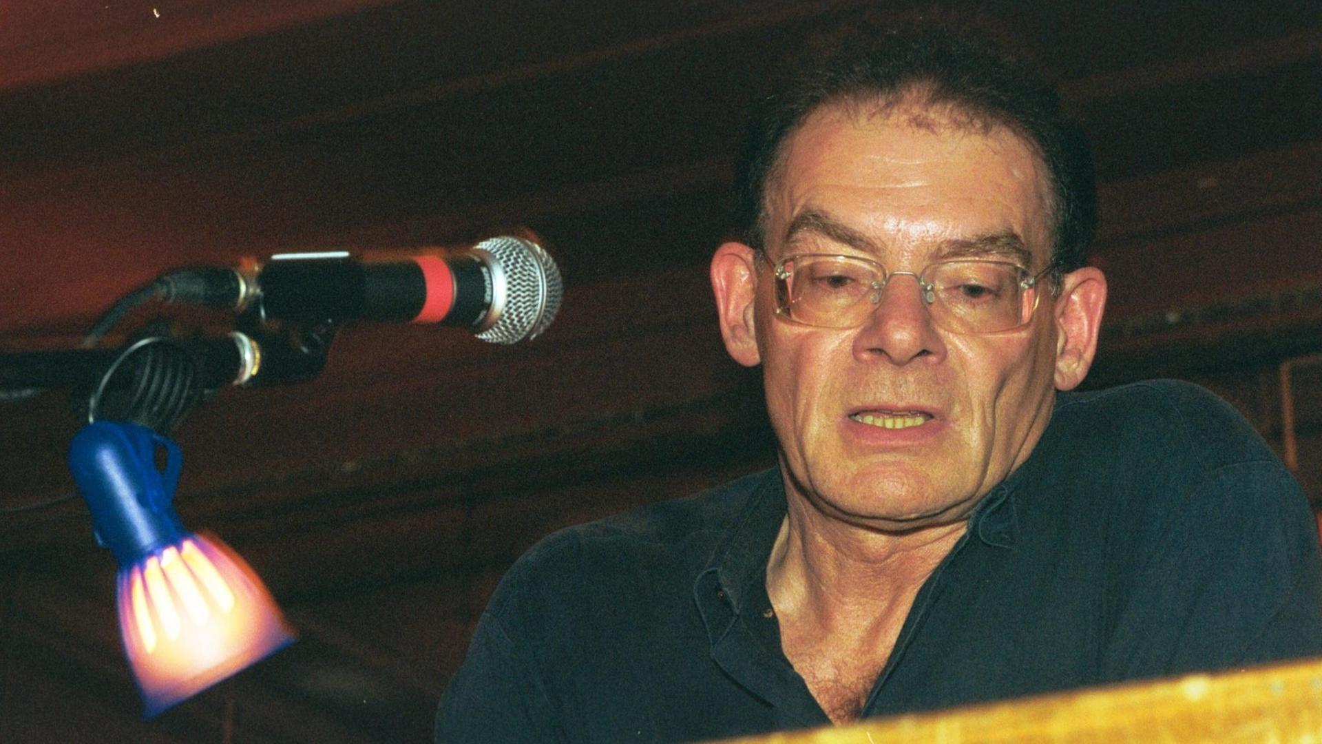 Carl Weissner liest Texte und Briefe von Charles Bukowski im Roten Salon in der Volksbühne. Der 60-Jährige aus Mannheim war Übersetzer und war ein Freund von Bukowski.