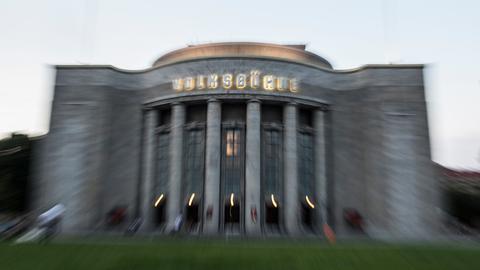 "Volksbühne" steht am 30.08.2017 in Berlin am frühen Abend auf der Außenfassade über dem Haupteingang zum Theater Volksbühne.