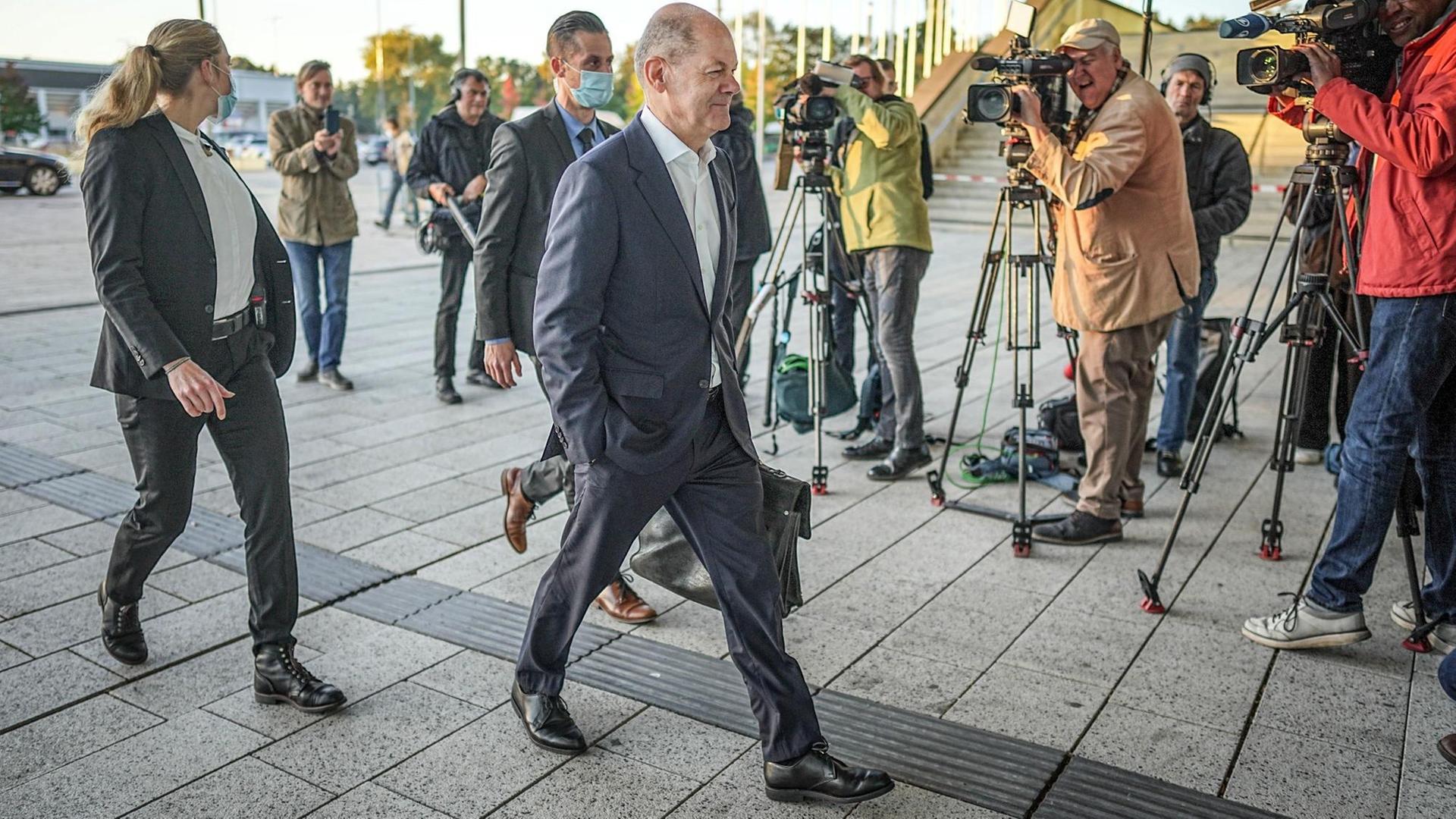 Olaf Scholz und andere Politikerinnen und Politiker kommen an Olaf Scholz und andere Politikerinnen und Politiker kommen an