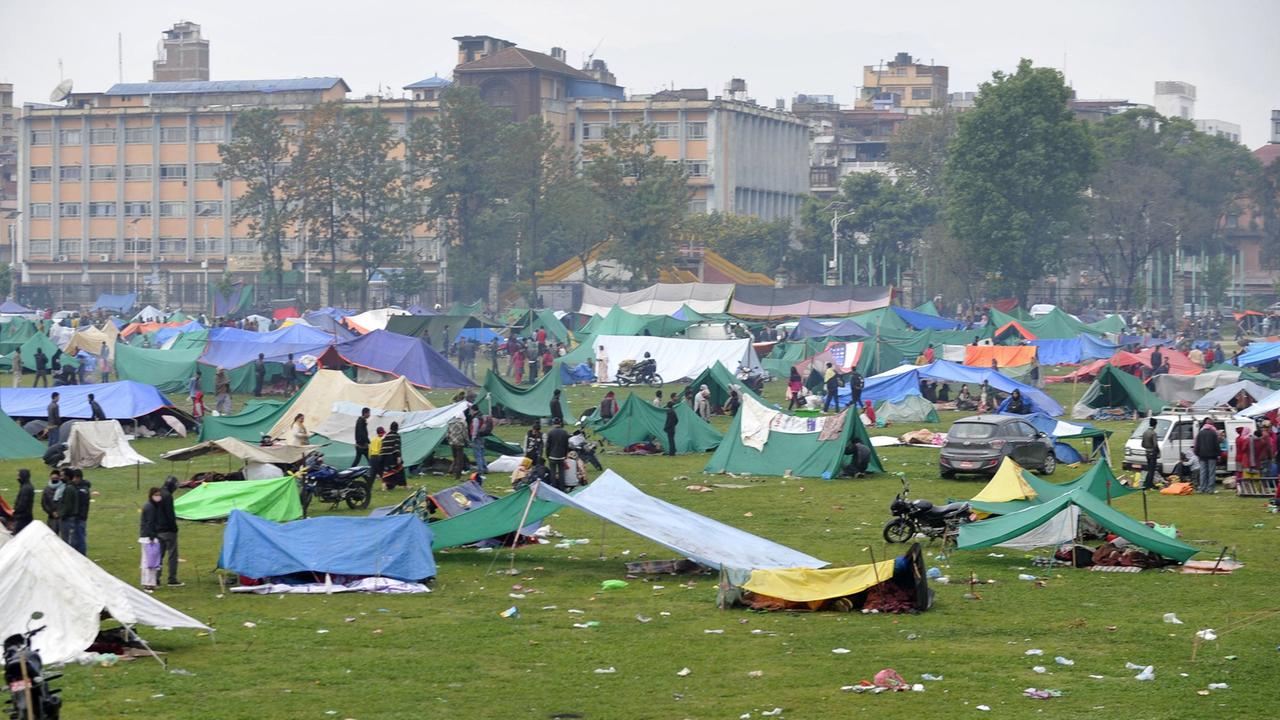 Menschen haben in Kathmandu Zelte errichtet. 