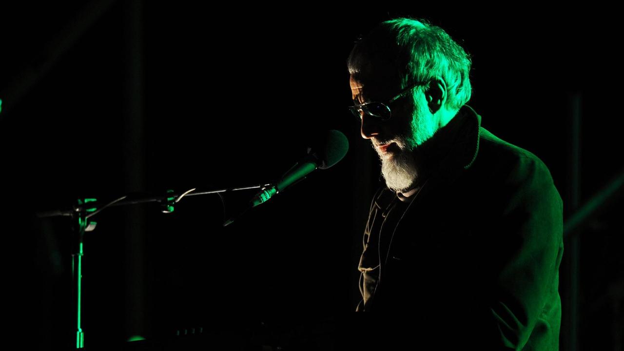 Yusuf Islam alias Cat Stevens singt am Dienstag (10.05.2011) bei einem Soundcheck vor seinem Konzert in der O2 World in Hamburg. Yusuf Islam alias Cat Stevens singt am Dienstag (10.05.2011) bei einem Soundcheck vor seinem Konzert in der O2 World in Hamburg.