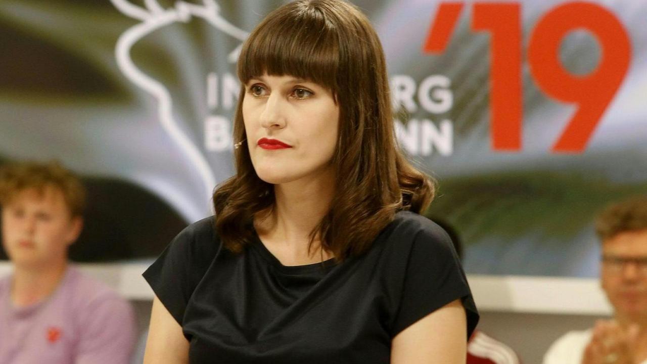 ABD0057_20190627 - KLAGENFURT - ÖSTERREICH: Die deutsche Autorin Katharina Schultens am Donnerstag, 27. Juni 2019, während des 1. Tags des Wettlesens um den Ingeborg Bachmann-Preis in Klagenfurt. - FOTO: APA/GERT EGGENBERGER - 20190627_PD2449 | ABD0057_20190627 - KLAGENFURT - ÖSTERREICH: Die deutsche Autorin Katharina Schultens am Donnerstag, 27. Juni 2019, während des 1. Tags des Wettlesens um den Ingeborg Bachmann-Preis in Klagenfurt. - FOTO: APA/GERT EGGENBERGER - 20190627_PD2449 |