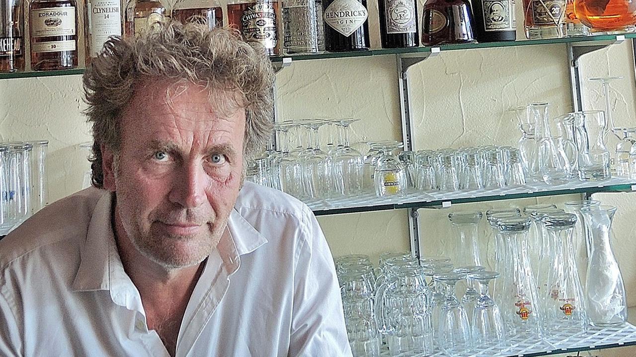 Der Schweizer Schriftsteller Alex Capus steht am 09.08.2016 am Tresen seiner Bar "Galicia" in Olten (Schweiz). Der Schweizer Schriftsteller Alex Capus steht am 09.08.2016 am Tresen seiner Bar "Galicia" in Olten (Schweiz).