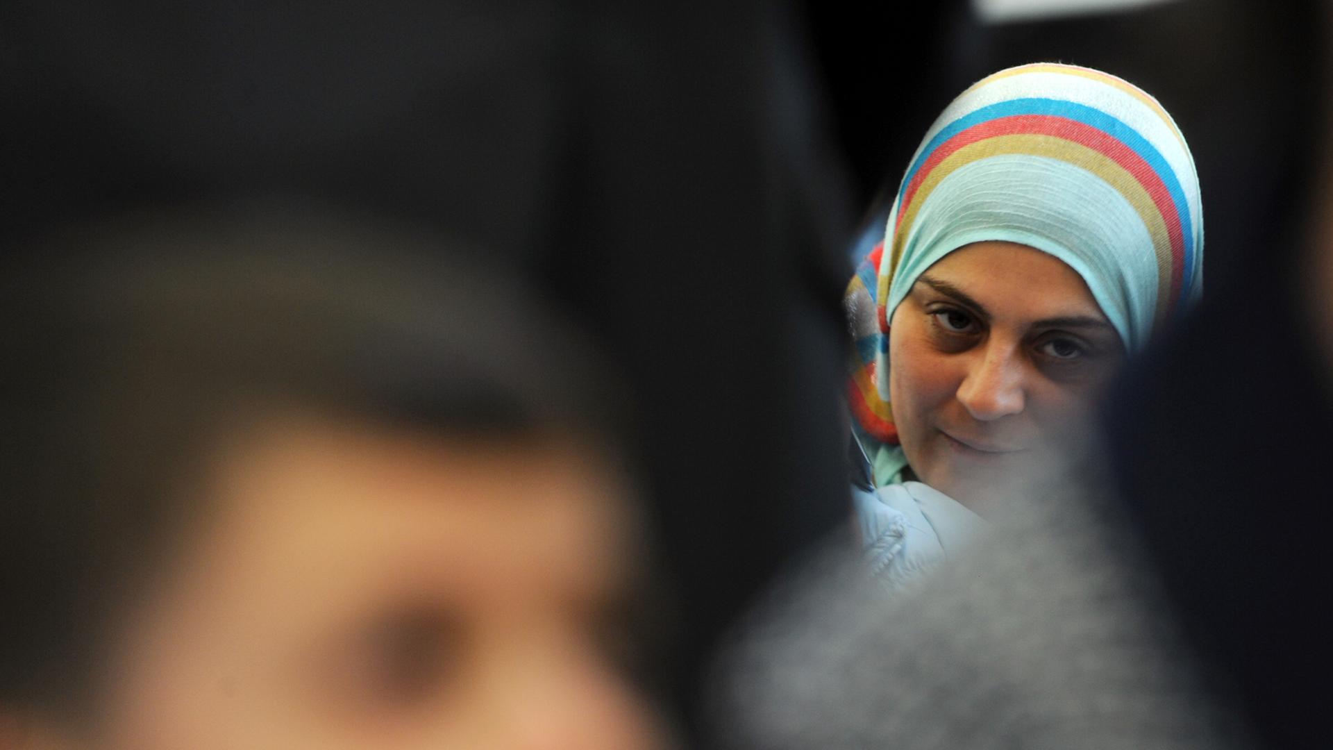 Eine syrische Frau mit einem bunten Kopftuch.