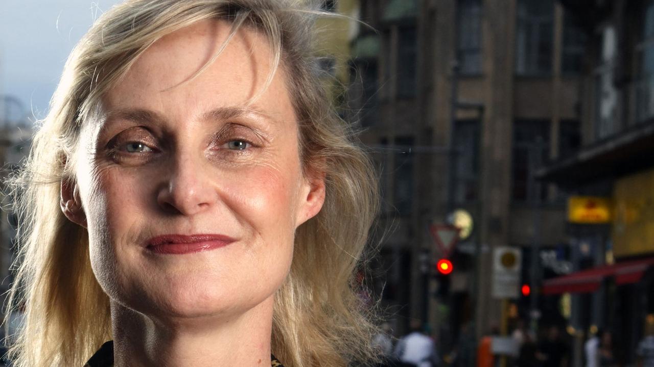 Die Verlegerin und Literaturagentin Elisabeth Ruge, im Hintergrund ist eine Straßenkulisse zu sehen Die Verlegerin und Literaturagentin Elisabeth Ruge, im Hintergrund ist eine Straßenkulisse zu sehen