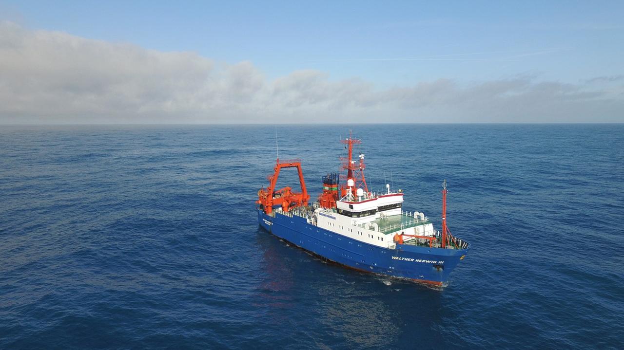 Das Fischereiforschungsschiff des Thünen-Instituts "Walther Herwig III" aus der Drohnen-Perspektive