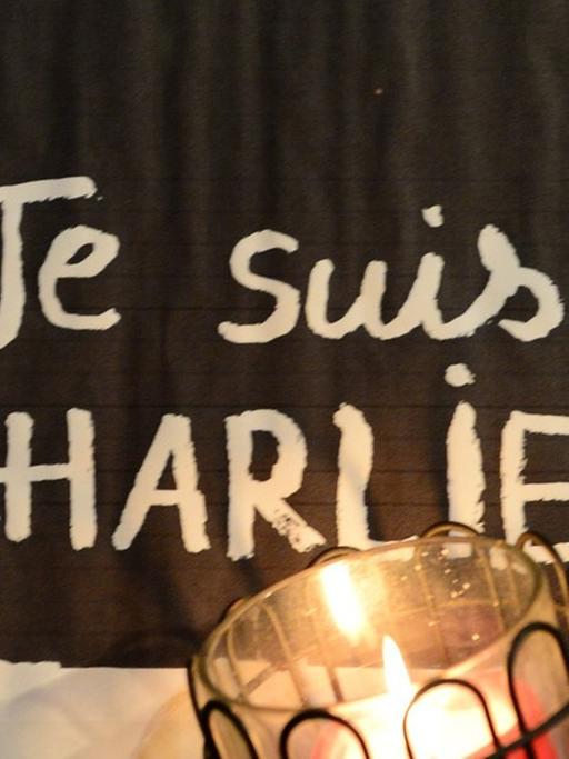 Hunderte Menschen haben sich in Paris versammelt, um der Opfer des Anschlags auf das Satiremagazin "Charlie Hebdo" zu gedenken.