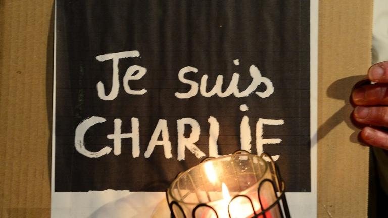 Hunderte Menschen haben sich 2015 in Paris versammelt, um der Opfer des Anschlags auf das Satiremagazin "Charlie Hebdo" zu gedenken. Hunderte Menschen haben sich 2015 in Paris versammelt, um der Opfer des Anschlags auf das Satiremagazin "Charlie Hebdo" zu gedenken.