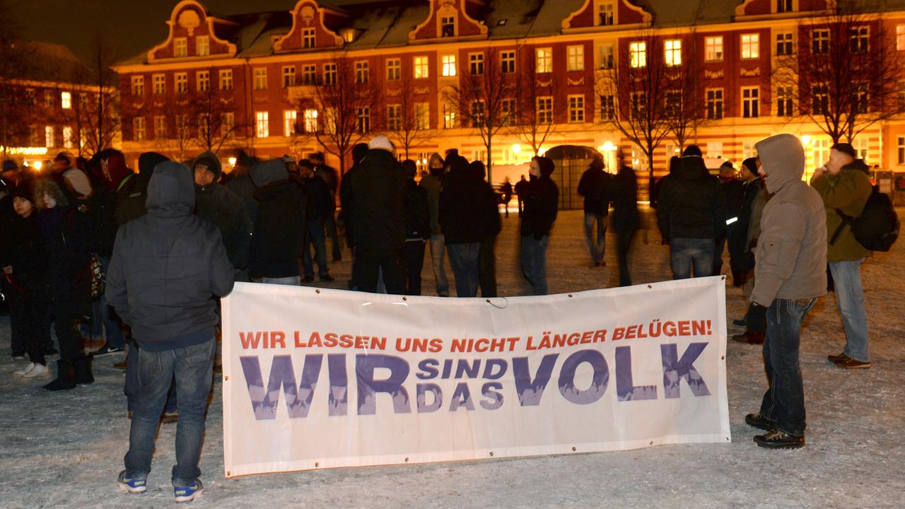Einige "Pogida"-Demonstranten in Potsdam behaupten bei einem "Abendspaziergang" im Januar 2016, sie seien das (belogene) Volk. Einige "Pogida"-Demonstranten in Potsdam behaupten bei einem "Abendspaziergang" im Januar 2016, sie seien das (belogene) Volk.