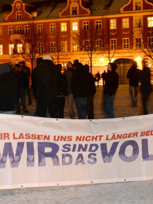 Einige "Pogida"-Demonstranten in Potsdam behaupten bei einem "Abendspaziergang" im Januar 2016, sie seien das (belogene) Volk.