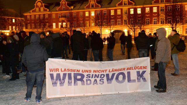 Einige "Pogida"-Demonstranten in Potsdam behaupten bei einem "Abendspaziergang" im Januar 2016, sie seien das (belogene) Volk.
