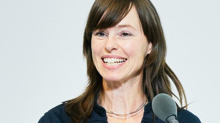 Die Historikerin Hedwig Richter steht hinter einem Rednerpult. Die Historikerin Hedwig Richter steht hinter einem Rednerpult.