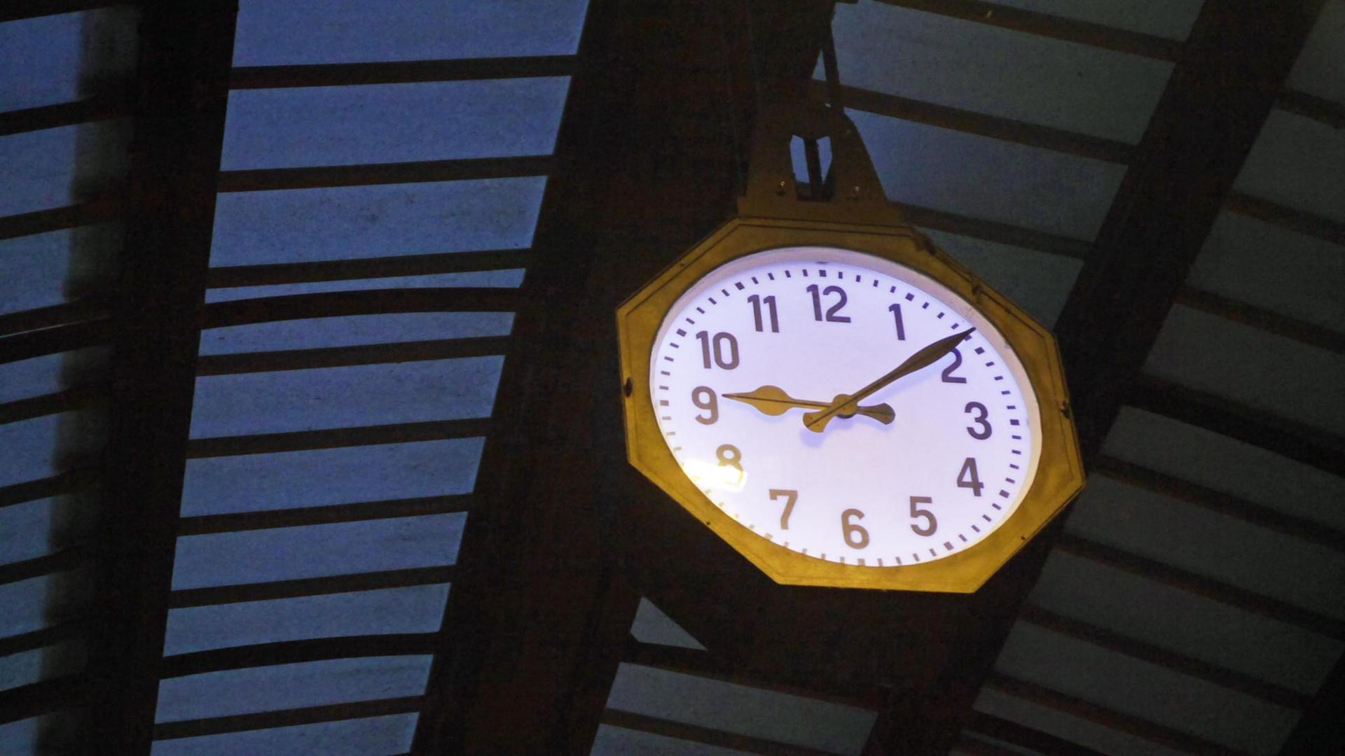 Eine Bahnhofsuhr am Hauptbahnhof in Mailand. Eine Bahnhofsuhr am Hauptbahnhof in Mailand.