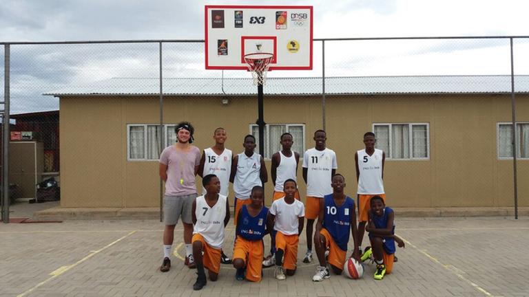 Lucas Gotzmann hat in Namibia ein Jahr im Projekt "Education First - Basketball second" mitgearbeitet. Lucas Gotzmann hat in Namibia ein Jahr im Projekt "Education First - Basketball second" mitgearbeitet.