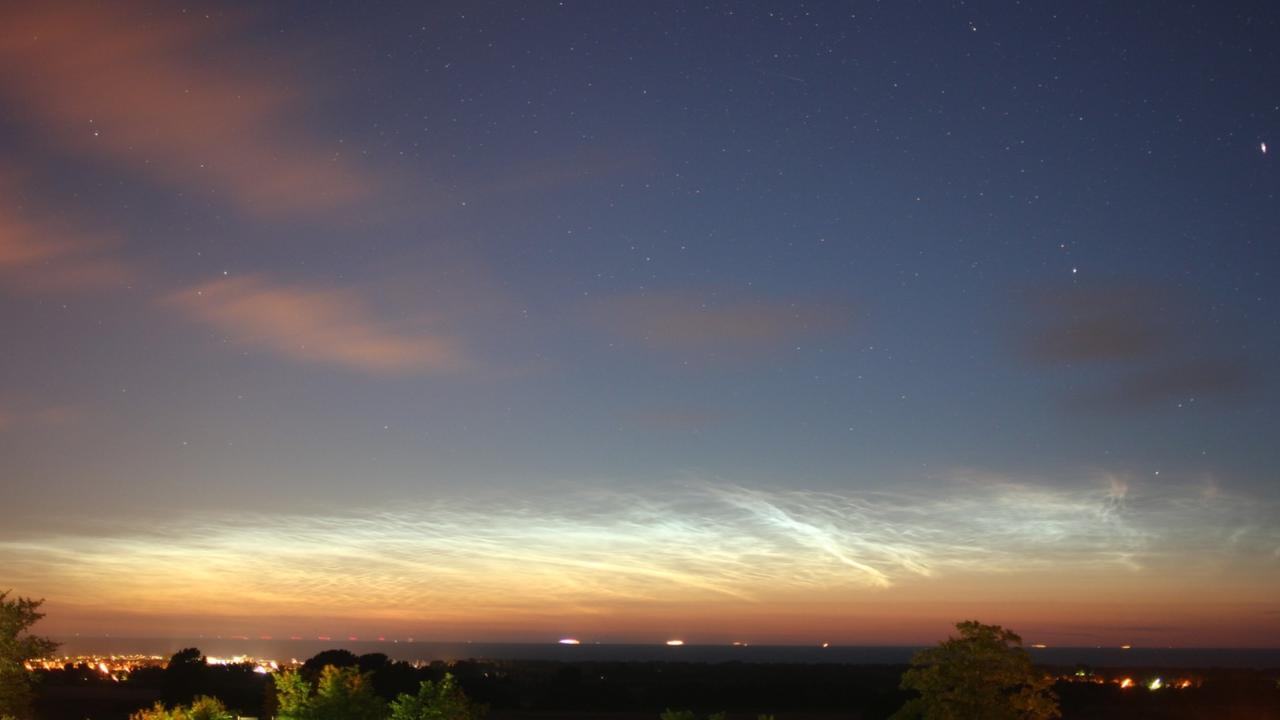 Leuchtende Nachthimmelwolken, aufgenommen von der Webcam des Instituts für Atmosphärenphysik in Kühlungsborn
