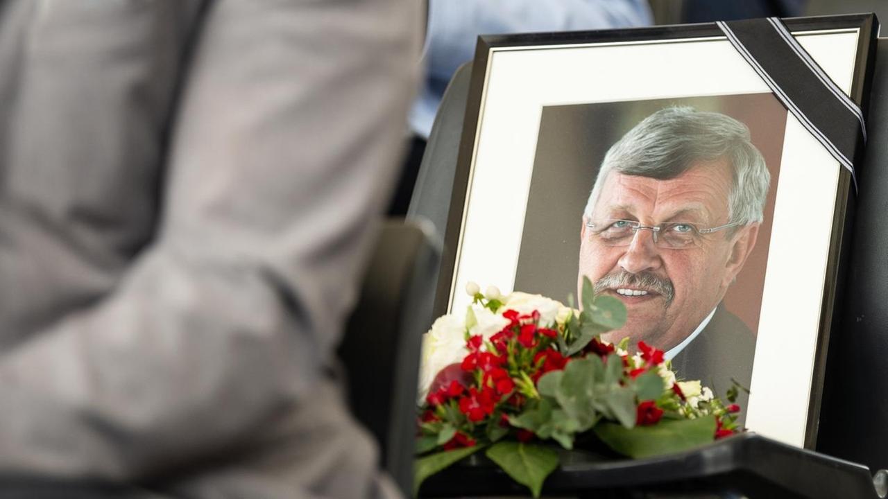 16.06.2019, Hessen, Bad Hersfeld: Ein gerahmtes Porträtfoto des erschossenen Kasseler Regierungspräsidenten Walter Lübcke (CDU) steht beim großen Festumzug auf dem 59. Hessentag auf einem Platz der Ehrentribüne. 16.06.2019, Hessen, Bad Hersfeld: Ein gerahmtes Porträtfoto des erschossenen Kasseler Regierungspräsidenten Walter Lübcke (CDU) steht beim großen Festumzug auf dem 59. Hessentag auf einem Platz der Ehrentribüne.