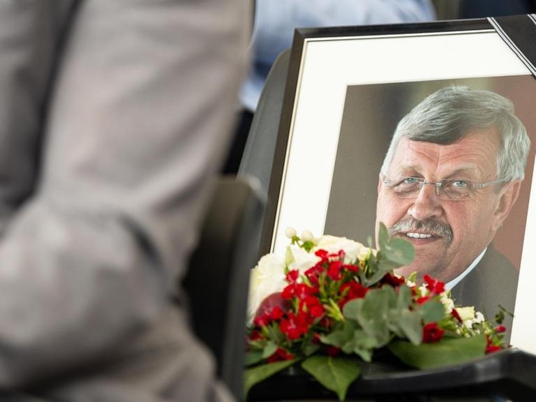 16.06.2019, Hessen, Bad Hersfeld: Ein gerahmtes Porträtfoto des erschossenen Kasseler Regierungspräsidenten Walter Lübcke (CDU) steht beim großen Festumzug auf dem 59. Hessentag auf einem Platz der Ehrentribüne.