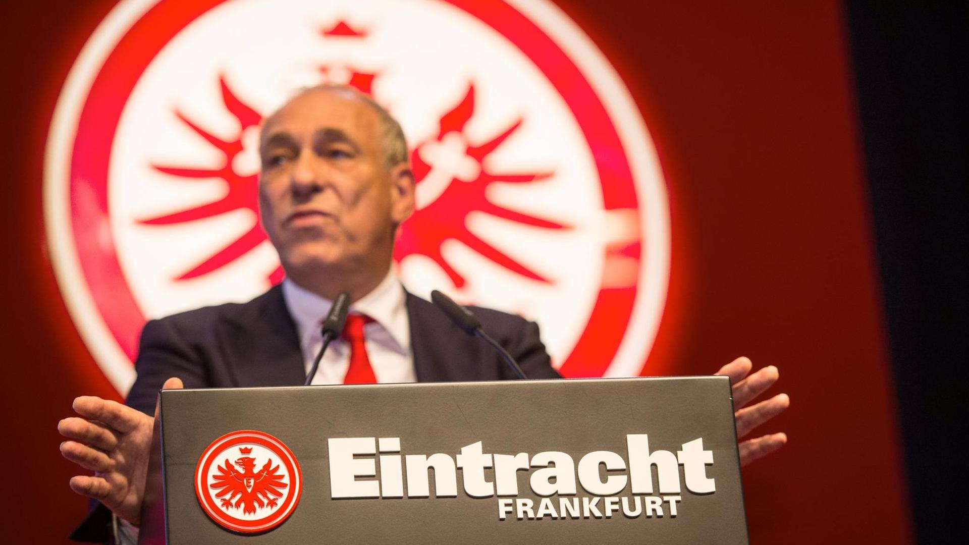 Der Präsident des Sportvereins Eintracht Frankfurt, Peter Fischer, auf der Eintracht-Mitglieder-Versammlung am 01.02.2016 Der Präsident des Sportvereins Eintracht Frankfurt, Peter Fischer, auf der Eintracht-Mitglieder-Versammlung am 01.02.2016