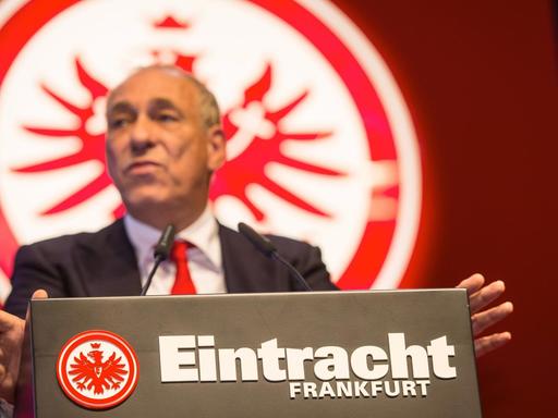 Der Präsident des Sportvereins Eintracht Frankfurt, Peter Fischer, auf der Eintracht-Mitglieder-Versammlung am 01.02.2016