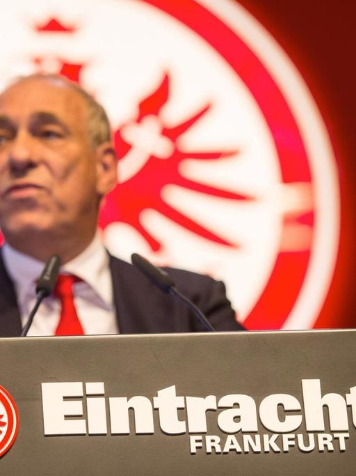 Der Präsident des Sportvereins Eintracht Frankfurt, Peter Fischer, auf der Eintracht-Mitglieder-Versammlung am 01.02.2016