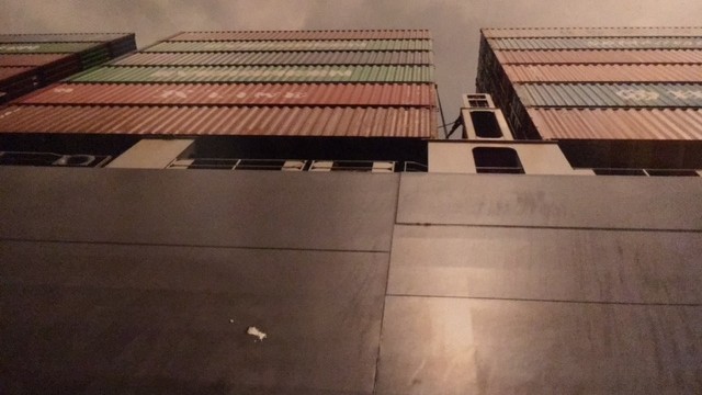 Die glatte Bordwand eine Containerfrachters. Die glatte Bordwand eine Containerfrachters.
