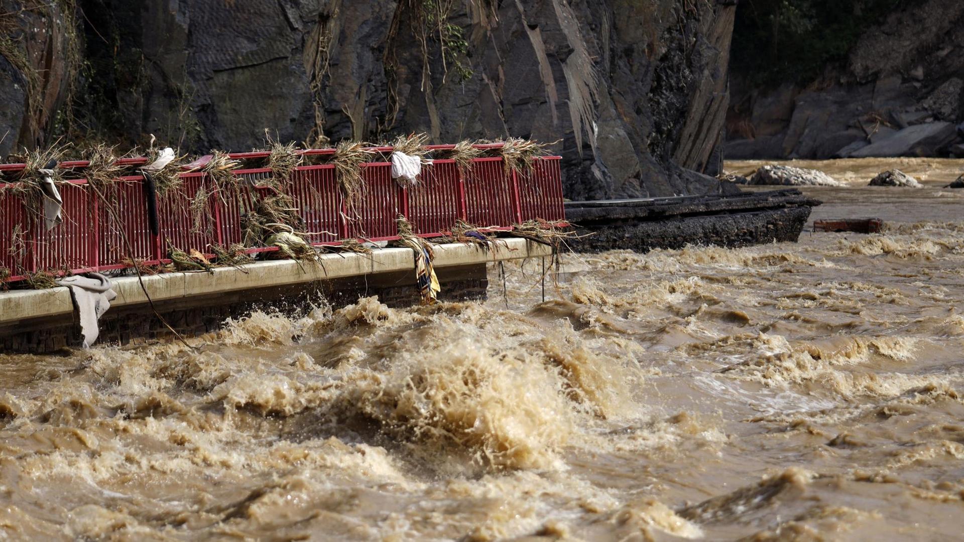 In der Eifel haben heftige Regenfälle und Dauerregen für Überschwemmungen und Überflutungen gesorgt. Im Ahrtal trat der Fluss vielerorts über die Ufer und überschwemmte nicht nur Keller sondern ganze Ortschaften. Im Bild die Straße zwischen Dernau und Walporzheim, die von den Fluten auf einem Abschnitt einfach mitgerissen wurde. Dernau, 15.07.2021 In der Eifel haben heftige Regenfälle und Dauerregen für Überschwemmungen und Überflutungen gesorgt. Im Ahrtal trat der Fluss vielerorts über die Ufer und überschwemmte nicht nur Keller sondern ganze Ortschaften. Im Bild die Straße zwischen Dernau und Walporzheim, die von den Fluten auf einem Abschnitt einfach mitgerissen wurde. Dernau, 15.07.2021