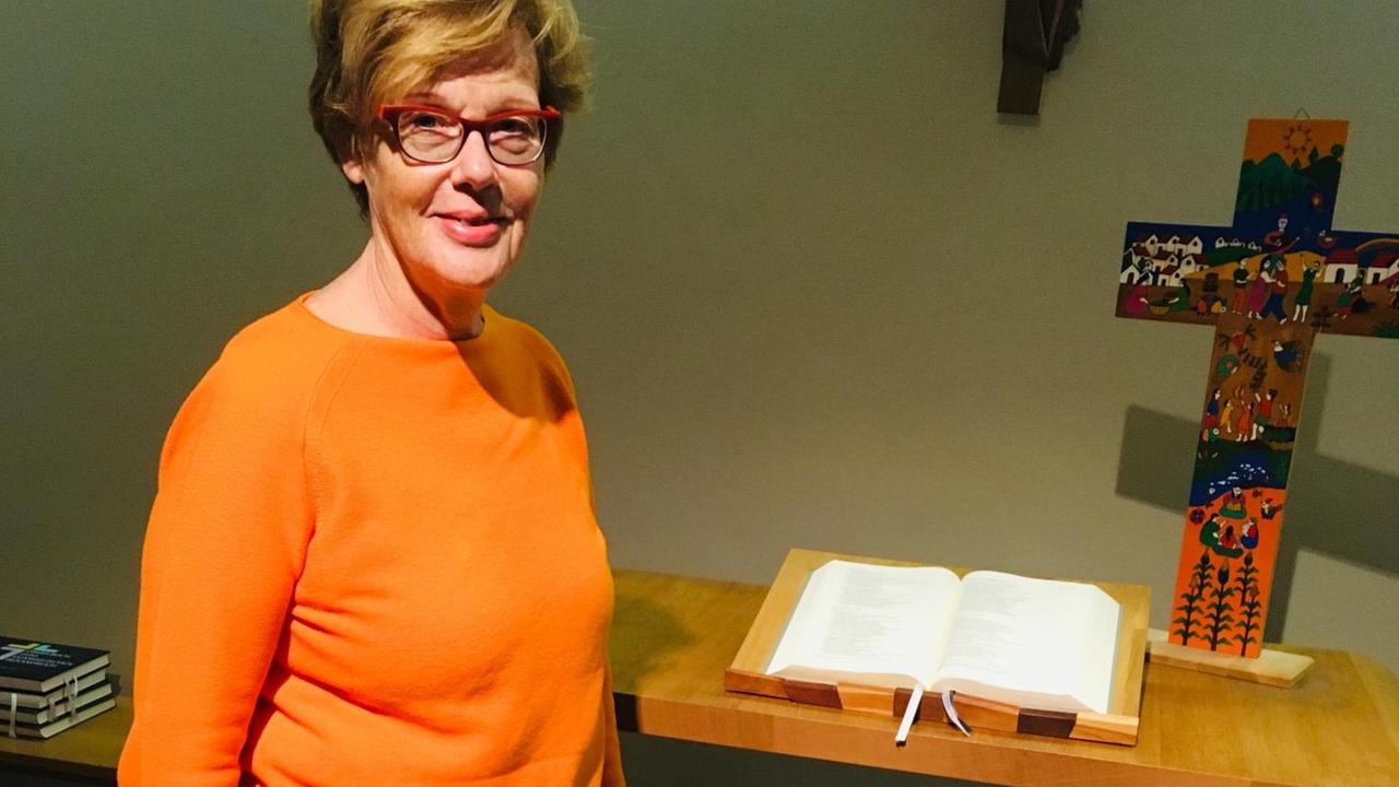 Cornelia Füllkrug-Weitzel steht vor einem Altar mit einer aufgeschlagenen Bibel und einem farbenfrohen Kreuz. Cornelia Füllkrug-Weitzel steht vor einem Altar mit einer aufgeschlagenen Bibel und einem farbenfrohen Kreuz.