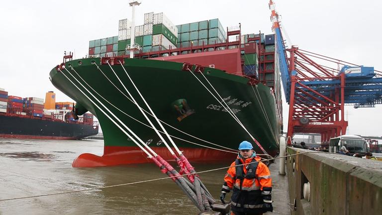 Ein Festmacher arbeitet an den Bugleinen des Containerschiffs "CSCL Globe" bei dem Besuch in Hamburg. Ein Festmacher arbeitet an den Bugleinen des Containerschiffs "CSCL Globe" bei dem Besuch in Hamburg.