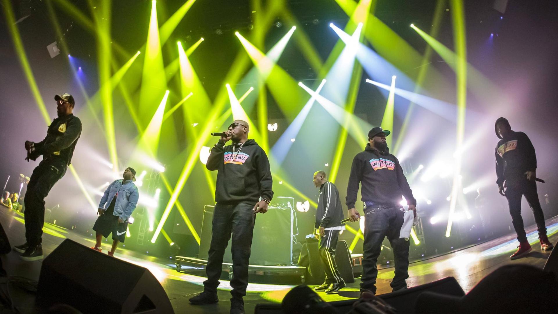 Die Musiker der Hip-Hop-Gruppe Wu-Tang Clan rappen bei einem Auftritt 2019 auf der Bühne. Die Musiker der Hip-Hop-Gruppe Wu-Tang Clan rappen bei einem Auftritt 2019 auf der Bühne.