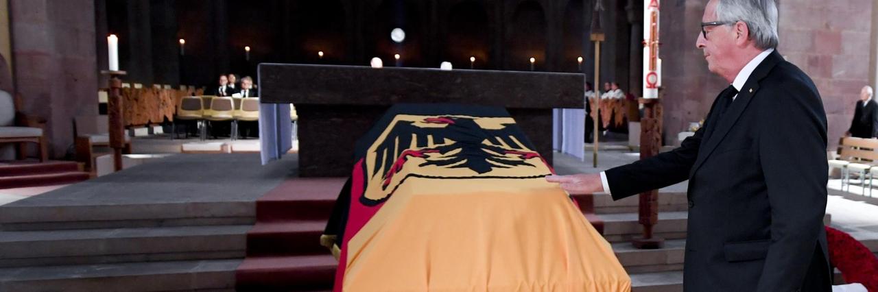 EU-Kommissionspräsident Jean-Claude Juncker steht am Sarg und nimmt am 01.07.2017 am Pontifikalrequiem für den verstorbenen Altkanzler Helmut Kohl im Dom zu Speyer teil. EU-Kommissionspräsident Jean-Claude Juncker steht am Sarg und nimmt am 01.07.2017 am Pontifikalrequiem für den verstorbenen Altkanzler Helmut Kohl im Dom zu Speyer teil.