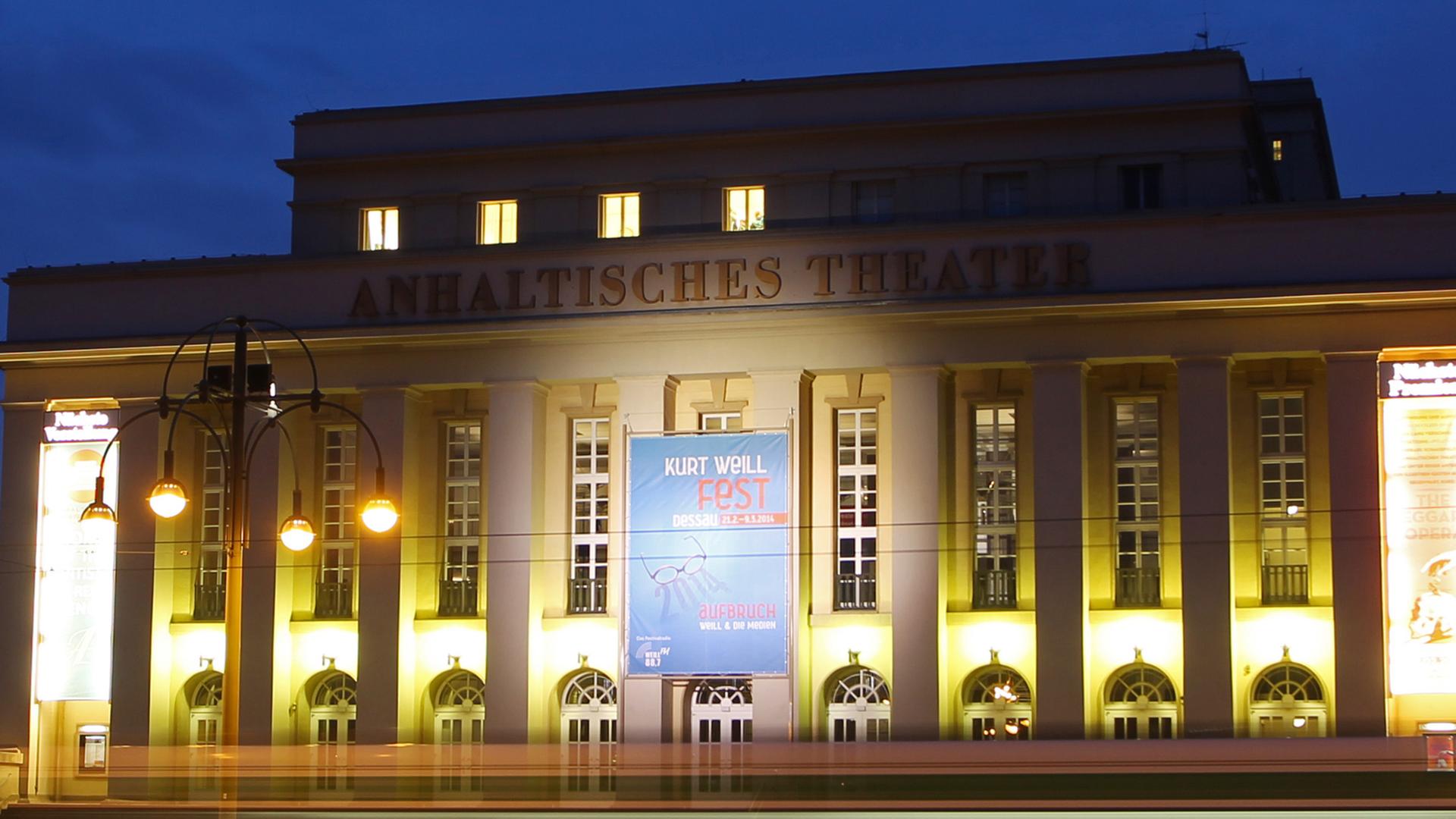 Das Anhaltische Theater Dessau ist am 19.02.2014 in Dessau-Roßlau (Sachsen-Anhalt) beleuchtet. Das Anhaltische Theater Dessau ist am 19.02.2014 in Dessau-Roßlau (Sachsen-Anhalt) beleuchtet.
