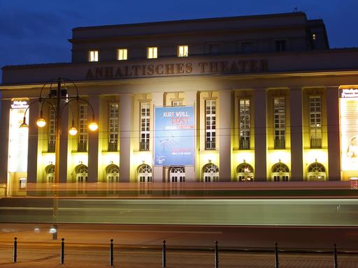 Das Anhaltische Theater Dessau ist am 19.02.2014 in Dessau-Roßlau (Sachsen-Anhalt) beleuchtet.