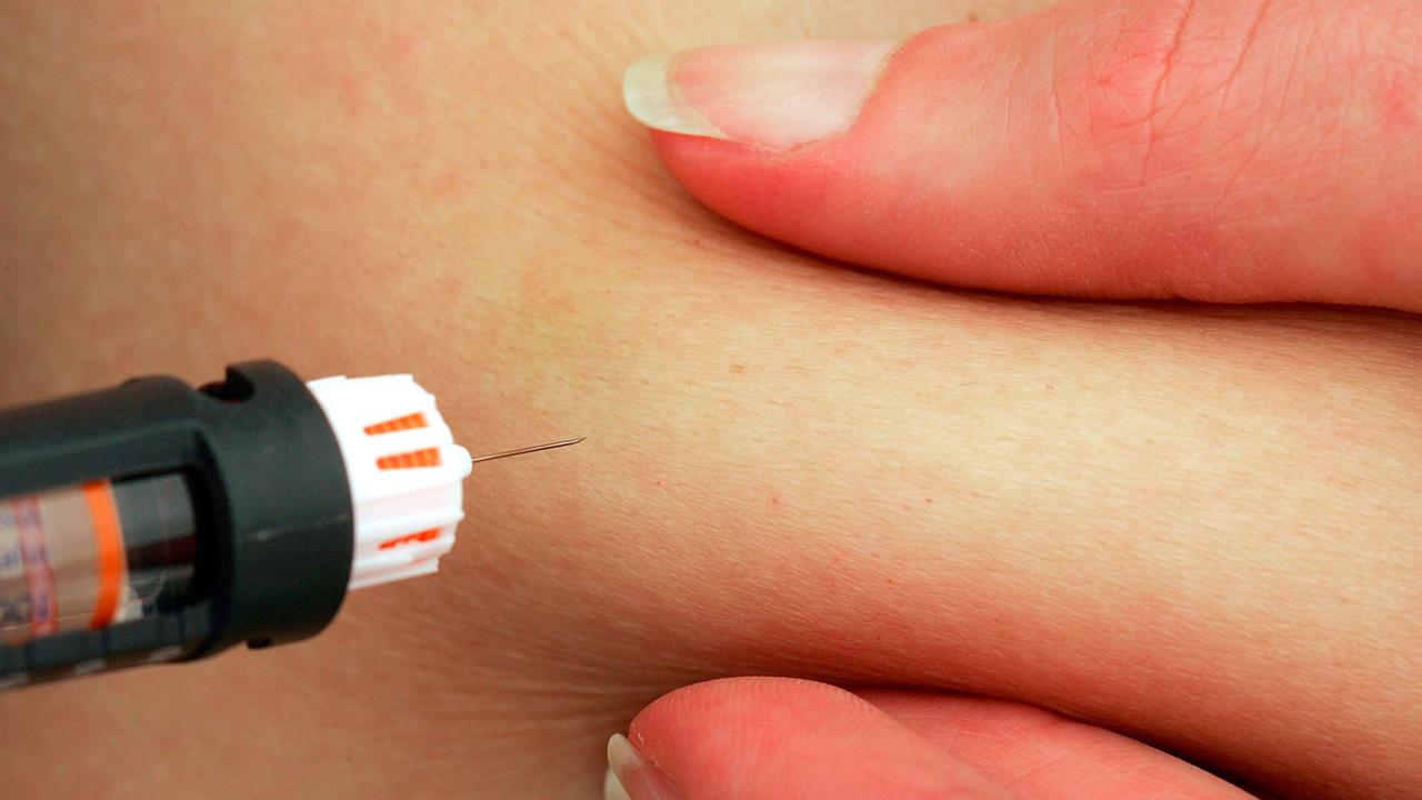 Eine Diabetikerin spritzt sich Insulin Eine Diabetikerin spritzt sich Insulin