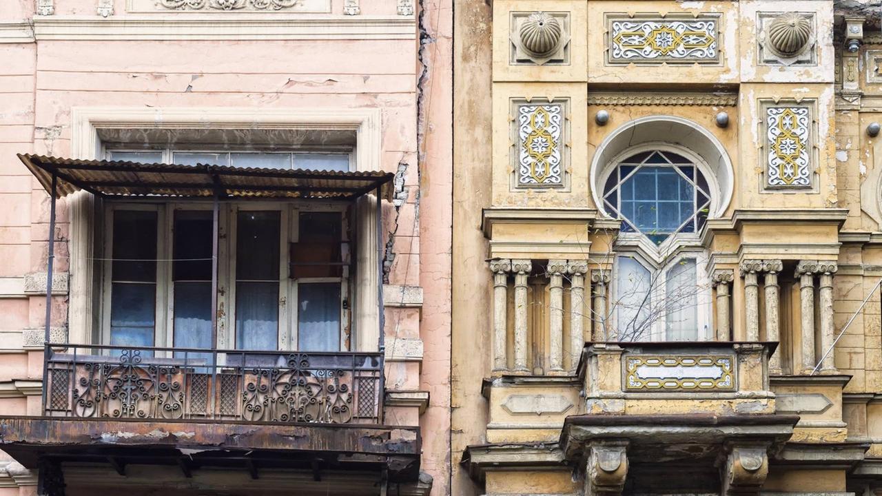 Gebäudefassaden von Häusern des 19. Jahrhunderts in der Altstadt von Tiflis.