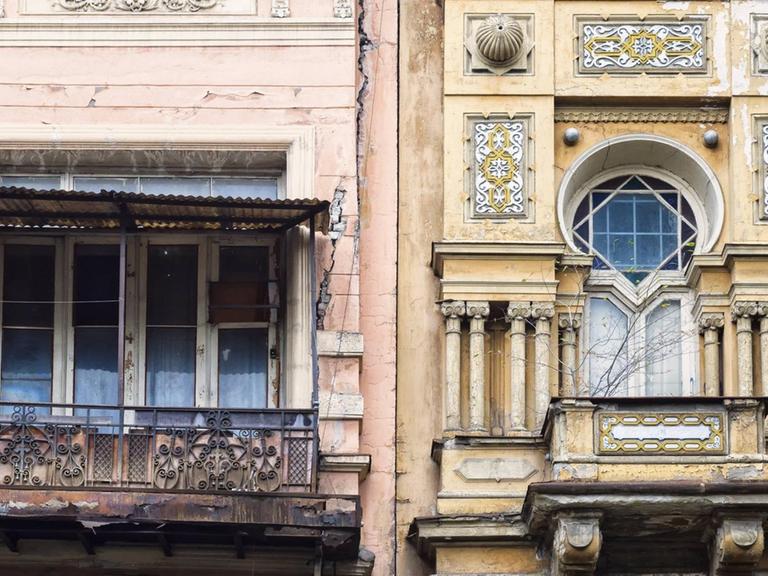 Gebäudefassaden von Häusern des 19. Jahrhunderts in der Altstadt von Tiflis.