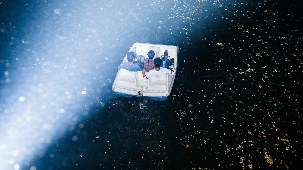 Drei Männer fahren, am 20.02.2017, mit einem Tretboot über den Dhanmondi Lake. Der See ist einer der wenigen Orten in Dhaka an dem die Einwohner der Hektik des Alltags entfliehen können und vor allem am Wochenende ein beliebter Treffpunkt. Engl: Three men using a pedal board on the Dhanmondi Lake in Dhaka, Bangladesh. The Dhanmondi Lake is one of the few places in the Megacity where people can find some rest and spend their leisure time. 20.02.2017. Drei Männer fahren, am 20.02.2017, mit einem Tretboot über den Dhanmondi Lake. Der See ist einer der wenigen Orten in Dhaka an dem die Einwohner der Hektik des Alltags entfliehen können und vor allem am Wochenende ein beliebter Treffpunkt. Engl: Three men using a pedal board on the Dhanmondi Lake in Dhaka, Bangladesh. The Dhanmondi Lake is one of the few places in the Megacity where people can find some rest and spend their leisure time. 20.02.2017.