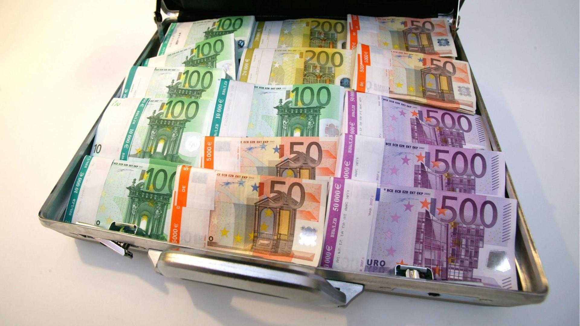Ein Koffer voller Euro-Banknoten