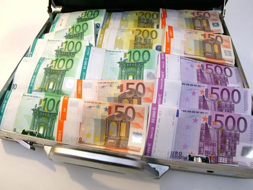 Ein Koffer voller Euro-Banknoten