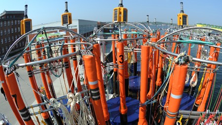 In Mesokosmen - quasi riesige Reagenzgläser, die später im Meer versenkt werden - erzeugen Forscher einen vom restlichen Wasser abgeschnittenen Lebensraum und können so verschiedenste Bedingungen simulieren.