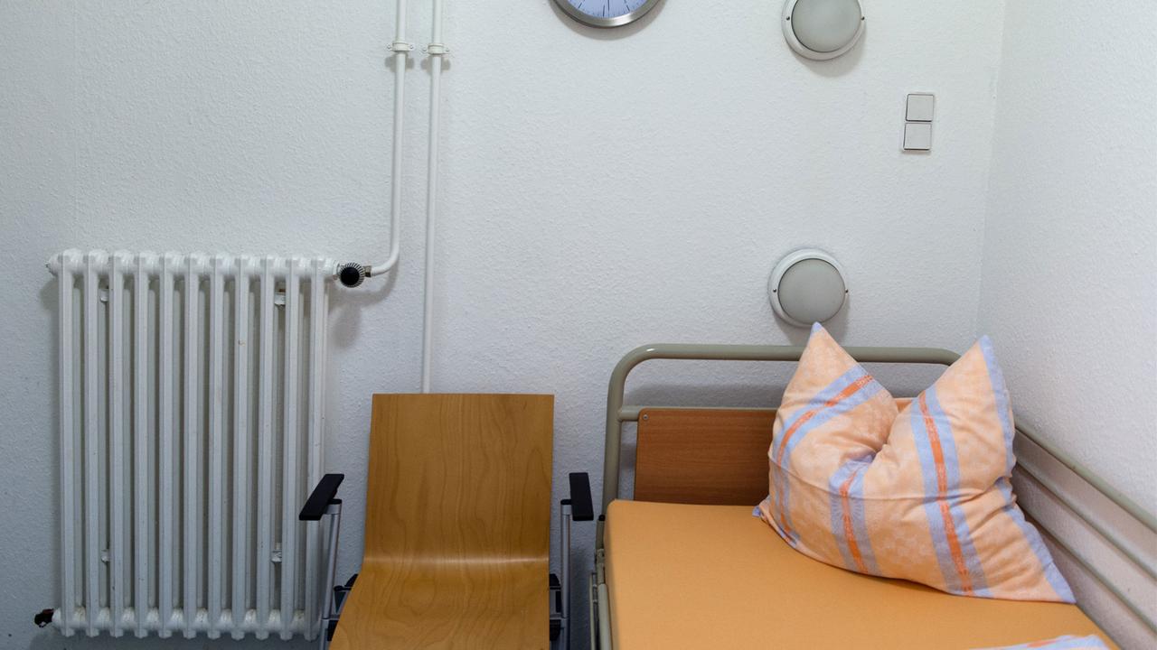 Ein Zimmer in der Bahnhofsmission am Bahnhof Zoo in Berlin, aufgenommen am 22.07.2014. Foto: Soeren Stache/dpa Ein Zimmer in der Bahnhofsmission am Bahnhof Zoo in Berlin, aufgenommen am 22.07.2014. Foto: Soeren Stache/dpa