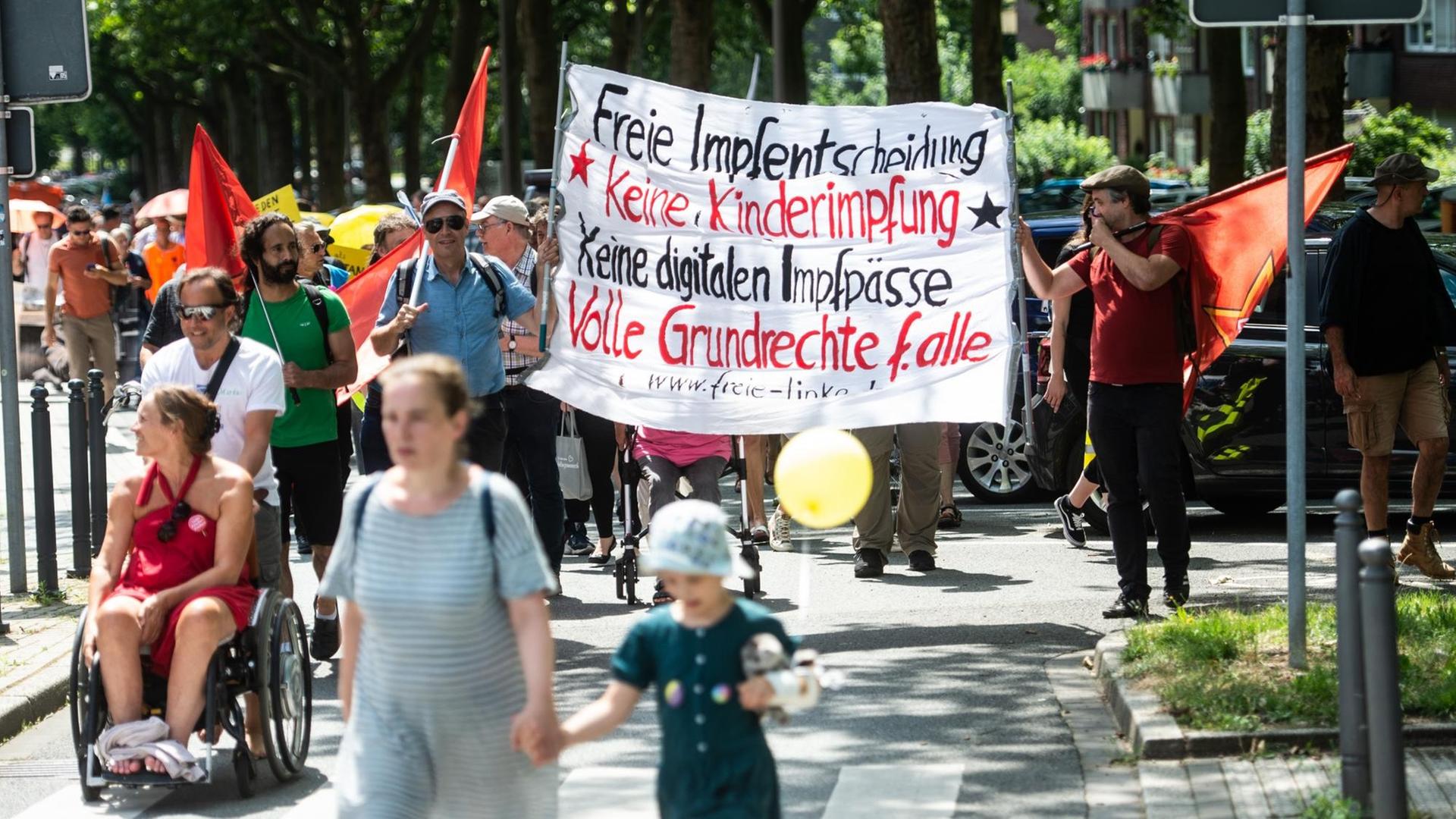Sogenannte Querdenker ziehen in einem Protestmarsch aus der Innenstadt zum Veranstaltungsgelände auf dem Kirmesplatz und tragen dabei ein Plakat mit der Aufschrift „Freie Impfentscheidung. Keine Kinderimpfung. Keine digitalen Impfpässe. Volle Grundrechte für alle“. Laut Polizeiangaben zählt die Demonstration gegen die Corona-Schutzmaßnahmen 500 Teilnehmer. Sogenannte Querdenker ziehen in einem Protestmarsch aus der Innenstadt zum Veranstaltungsgelände auf dem Kirmesplatz und tragen dabei ein Plakat mit der Aufschrift „Freie Impfentscheidung. Keine Kinderimpfung. Keine digitalen Impfpässe. Volle Grundrechte für alle“. Laut Polizeiangaben zählt die Demonstration gegen die Corona-Schutzmaßnahmen 500 Teilnehmer.