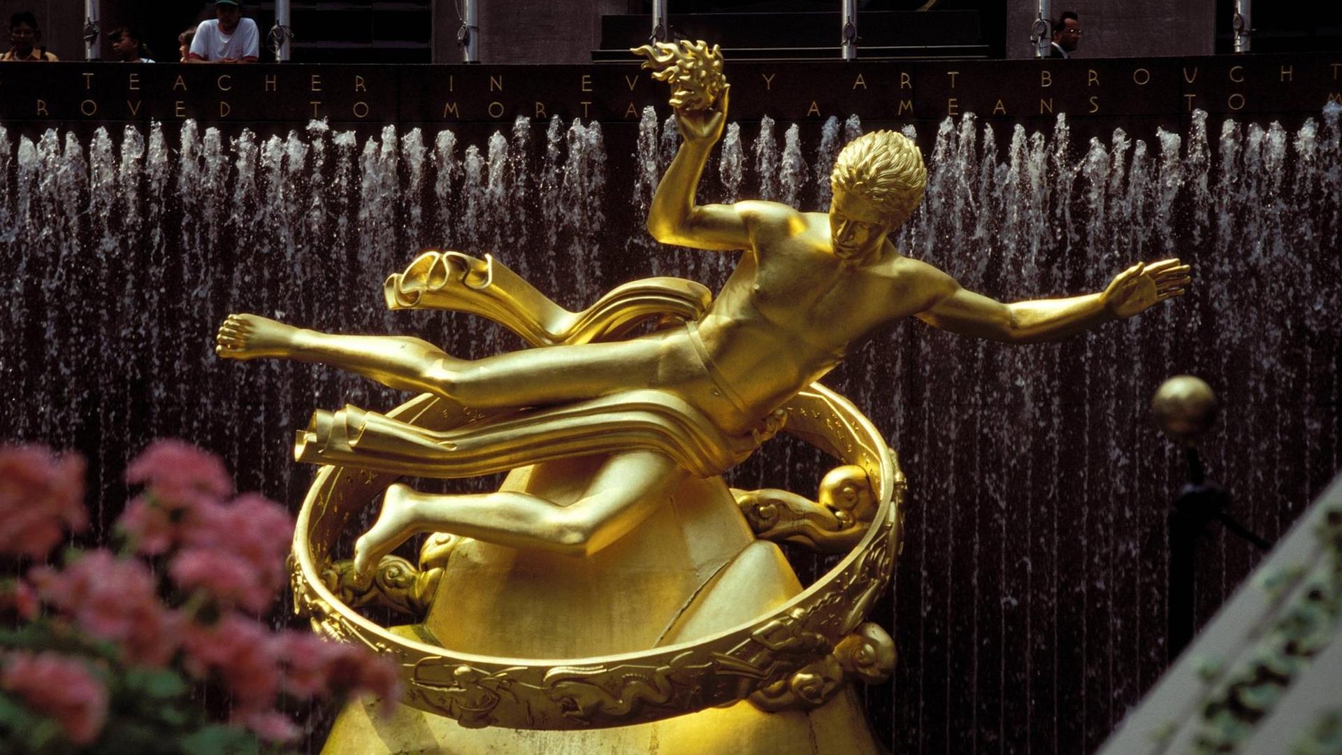 DIe Prometheus-Statue des Künstlers Paul Manship im Rockefeller Center in New York. DIe Prometheus-Statue des Künstlers Paul Manship im Rockefeller Center in New York.