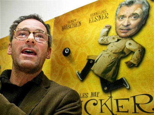Der Schweizer Regisseur Dani Levy steht vor einem Plakat seines Films "Alles auf Zucker"