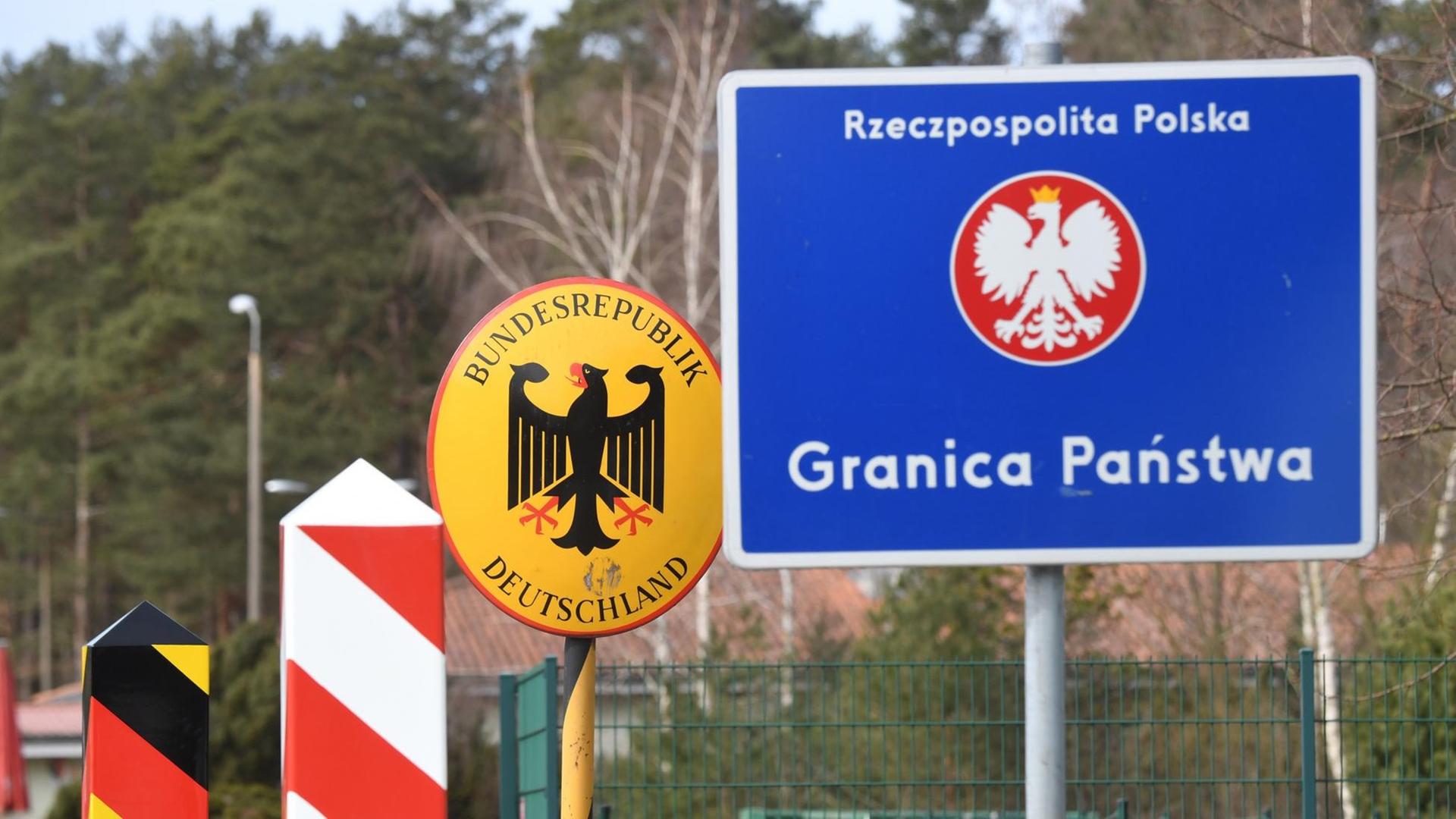 Deutsche und polnische Grenzpfähle stehen an der Straße am Grenzübergang Ahlbeck zur polnischen Stadt Swinemünde auf der Ostsee-Insel Usedom Deutsche und polnische Grenzpfähle stehen an der Straße am Grenzübergang Ahlbeck zur polnischen Stadt Swinemünde auf der Ostsee-Insel Usedom