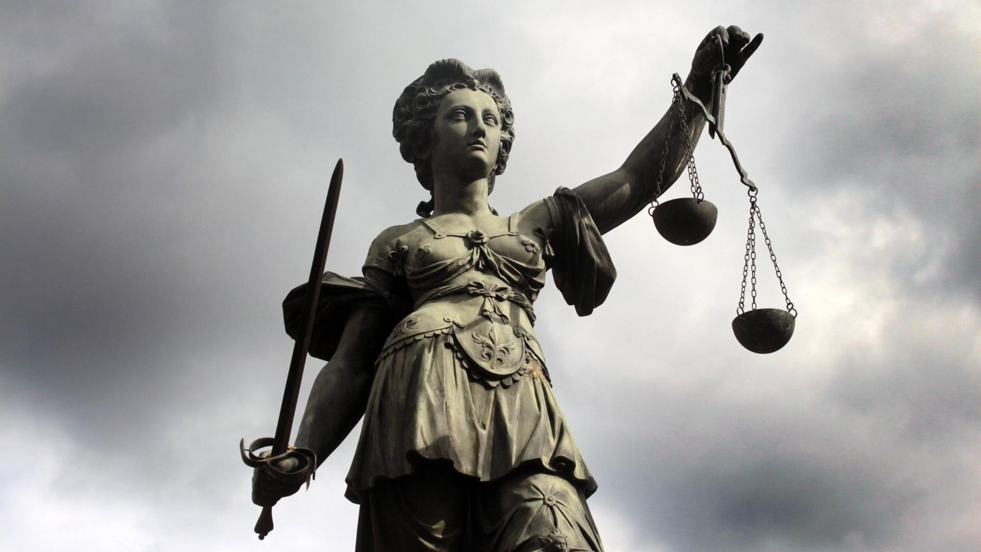 Justitia vor grauem Himmel Justitia vor grauem Himmel