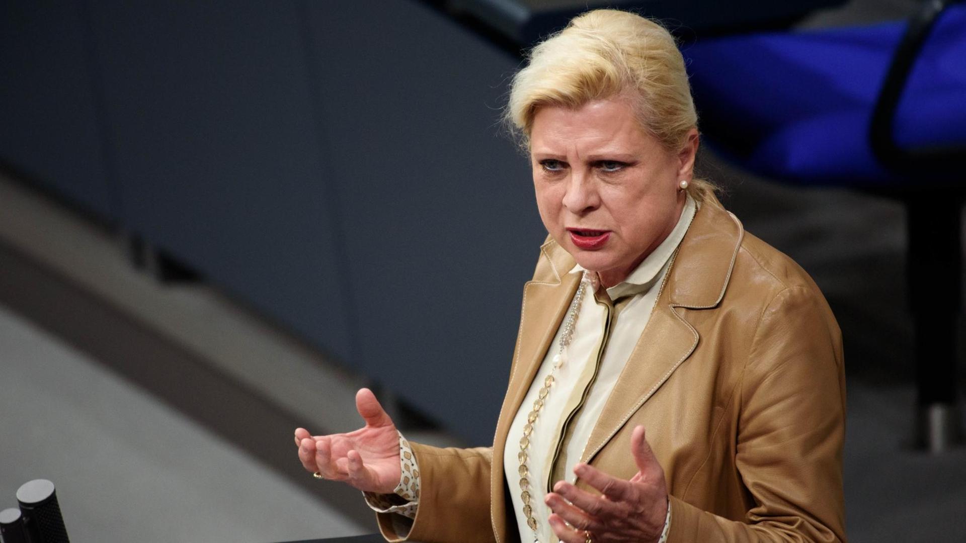 Hilde Mattheis (SPD), Bundestagsabgeordnete, spricht währed einer Debatte im Plenarsaal des Deutschen Bundestages. Hilde Mattheis (SPD), Bundestagsabgeordnete, spricht währed einer Debatte im Plenarsaal des Deutschen Bundestages.