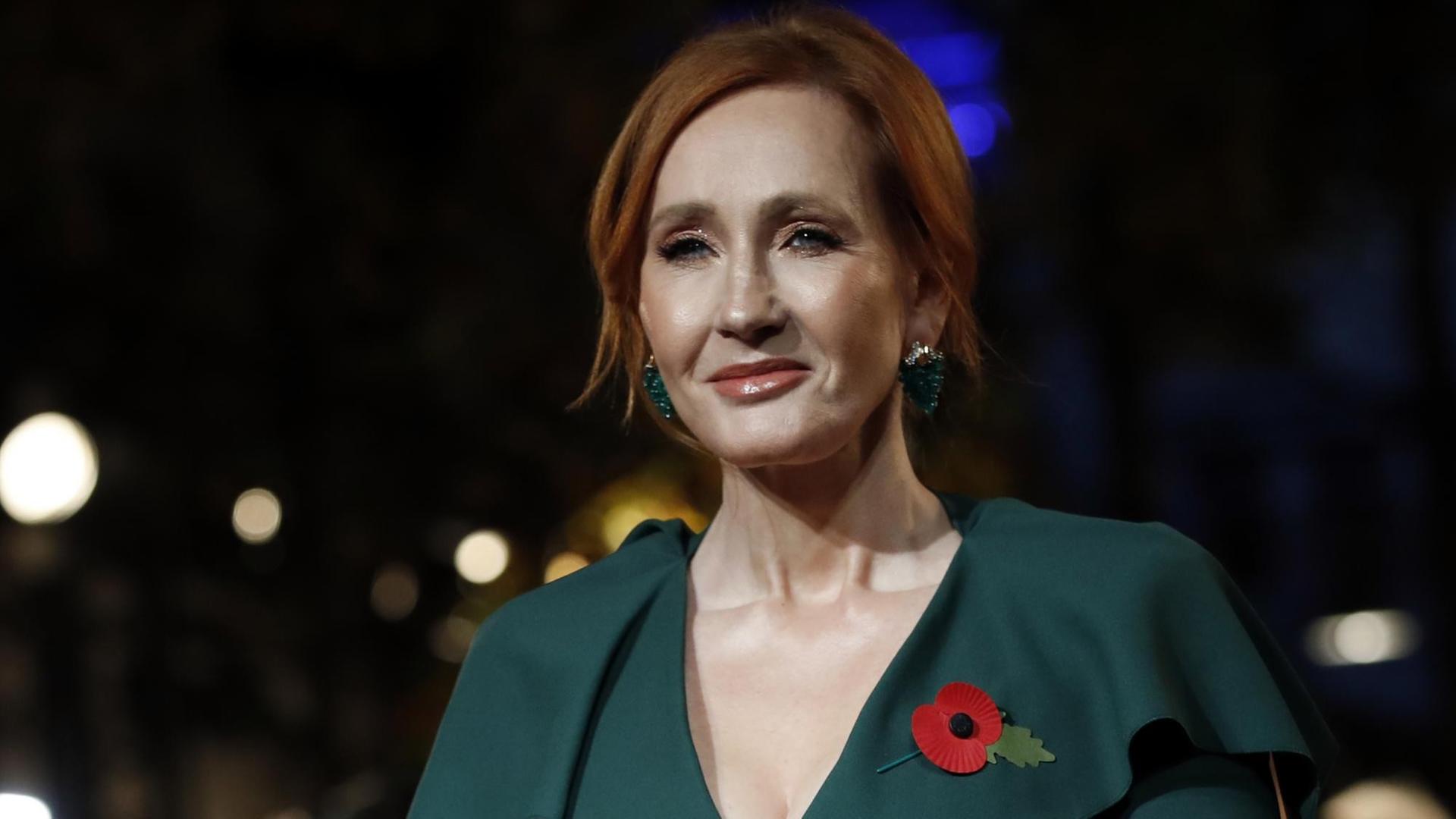 Die britische Autorin J.K. Rowling trägt eine grüne Jacke. Die britische Autorin J.K. Rowling trägt eine grüne Jacke.