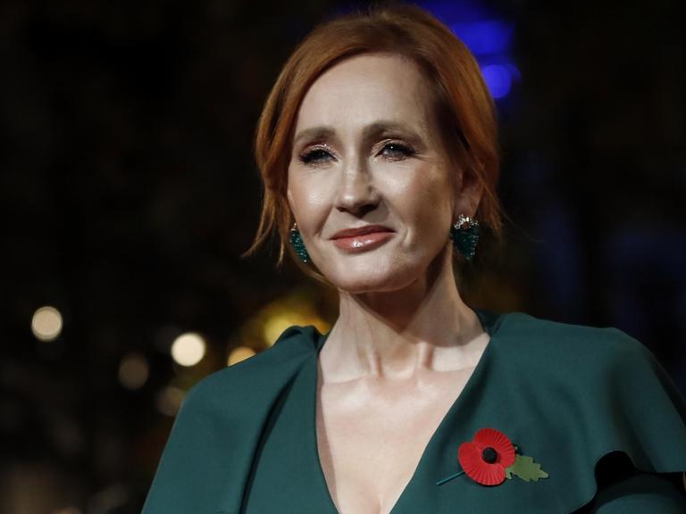 Die britische Autorin J.K. Rowling trägt eine grüne Jacke.