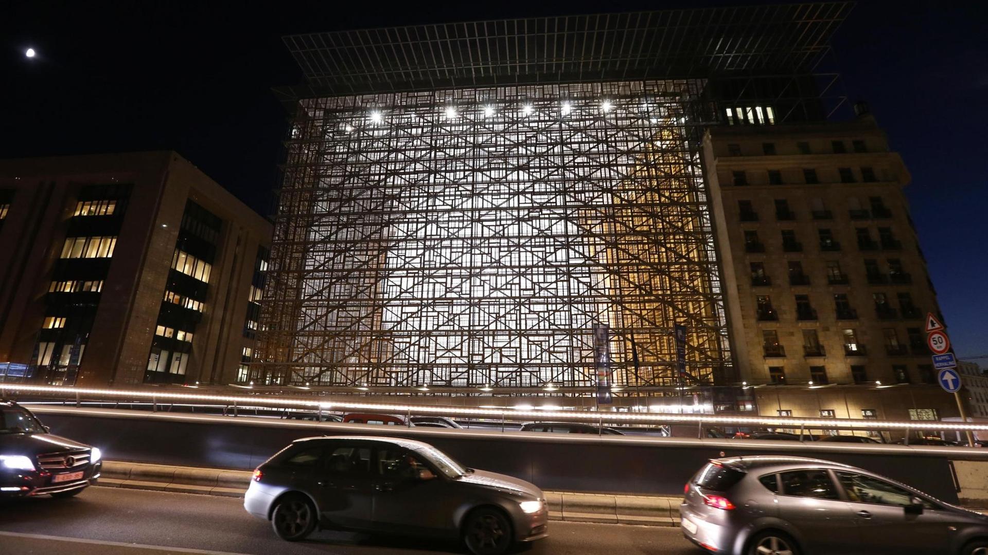 Das Bild zeigt das neue Gebäude des Europäischen Rates, genannt Space Egg. Die Form einer gläsernen Laterne in einem Kubus aus recycelten Fensterrahmen von Abbruchhäusern aus allen 28 Mitgliedstaaten der Europäischen Union. Das Bild zeigt das neue Gebäude des Europäischen Rates, genannt Space Egg. Die Form einer gläsernen Laterne in einem Kubus aus recycelten Fensterrahmen von Abbruchhäusern aus allen 28 Mitgliedstaaten der Europäischen Union.