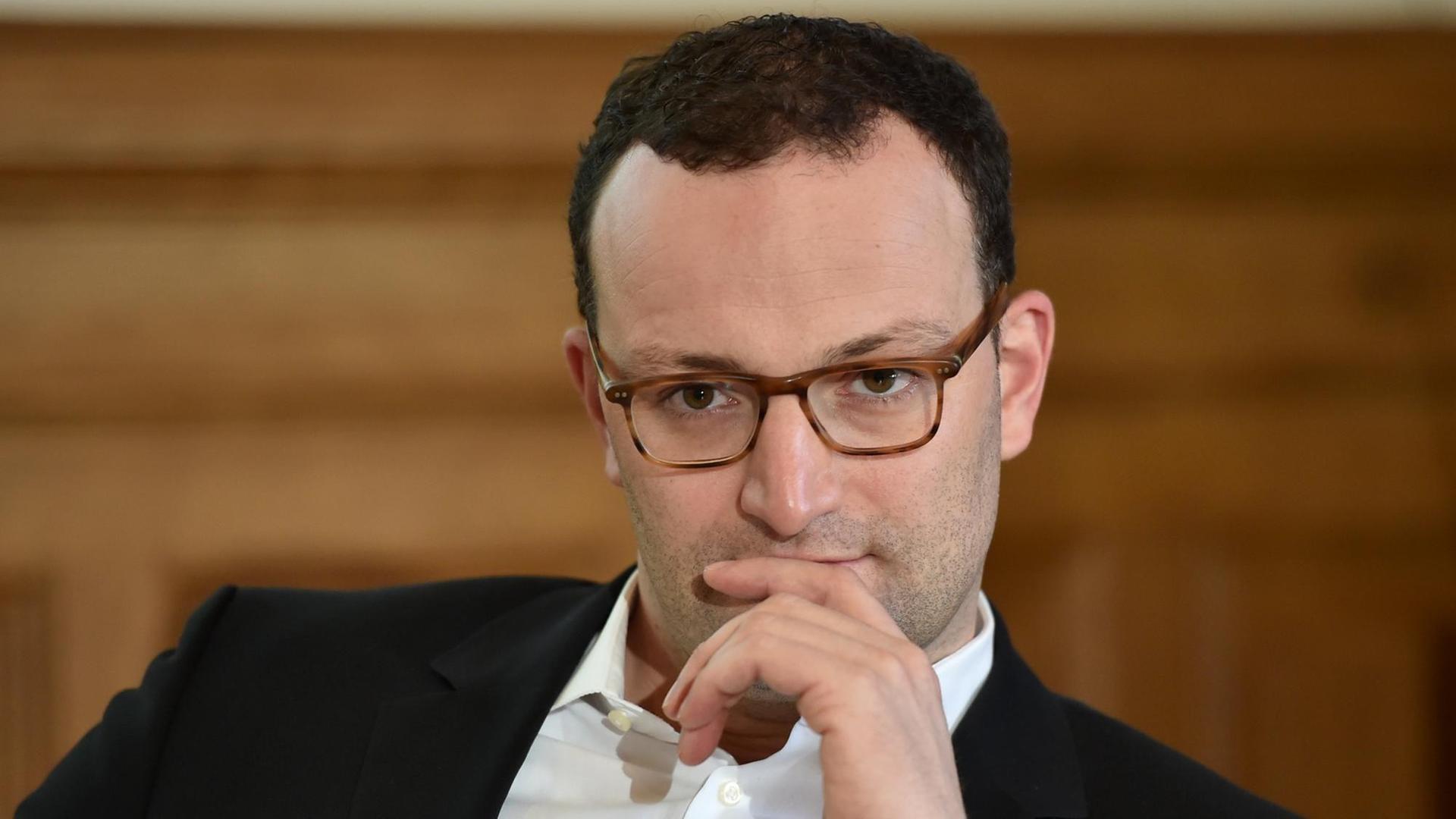 Finanz-Staatssekretär Jens Spahn (CDU) spricht am 28.03.2017 in Berlin bei der Buchvorstellung "Inside Islam - was in Deutschlands Moscheen gepredigt wird". (zu dpa "Freitags in deutschen Moscheen: Zuhören und staunen" vom 27.03.2017) Foto: Britta Pedersen/dpa-Zentralbild/ZB | Verwendung weltweit Finanz-Staatssekretär Jens Spahn (CDU) spricht am 28.03.2017 in Berlin bei der Buchvorstellung "Inside Islam - was in Deutschlands Moscheen gepredigt wird". (zu dpa "Freitags in deutschen Moscheen: Zuhören und staunen" vom 27.03.2017) Foto: Britta Pedersen/dpa-Zentralbild/ZB | Verwendung weltweit
